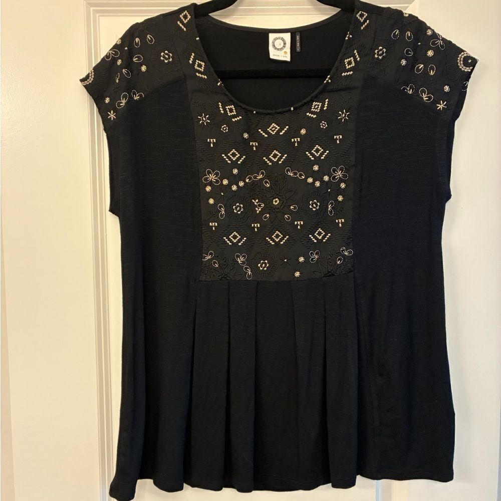 ANTHROPOLOGIE AKEMI + KIN Embroidered Pleated Blouse Black Gold Women’s Small